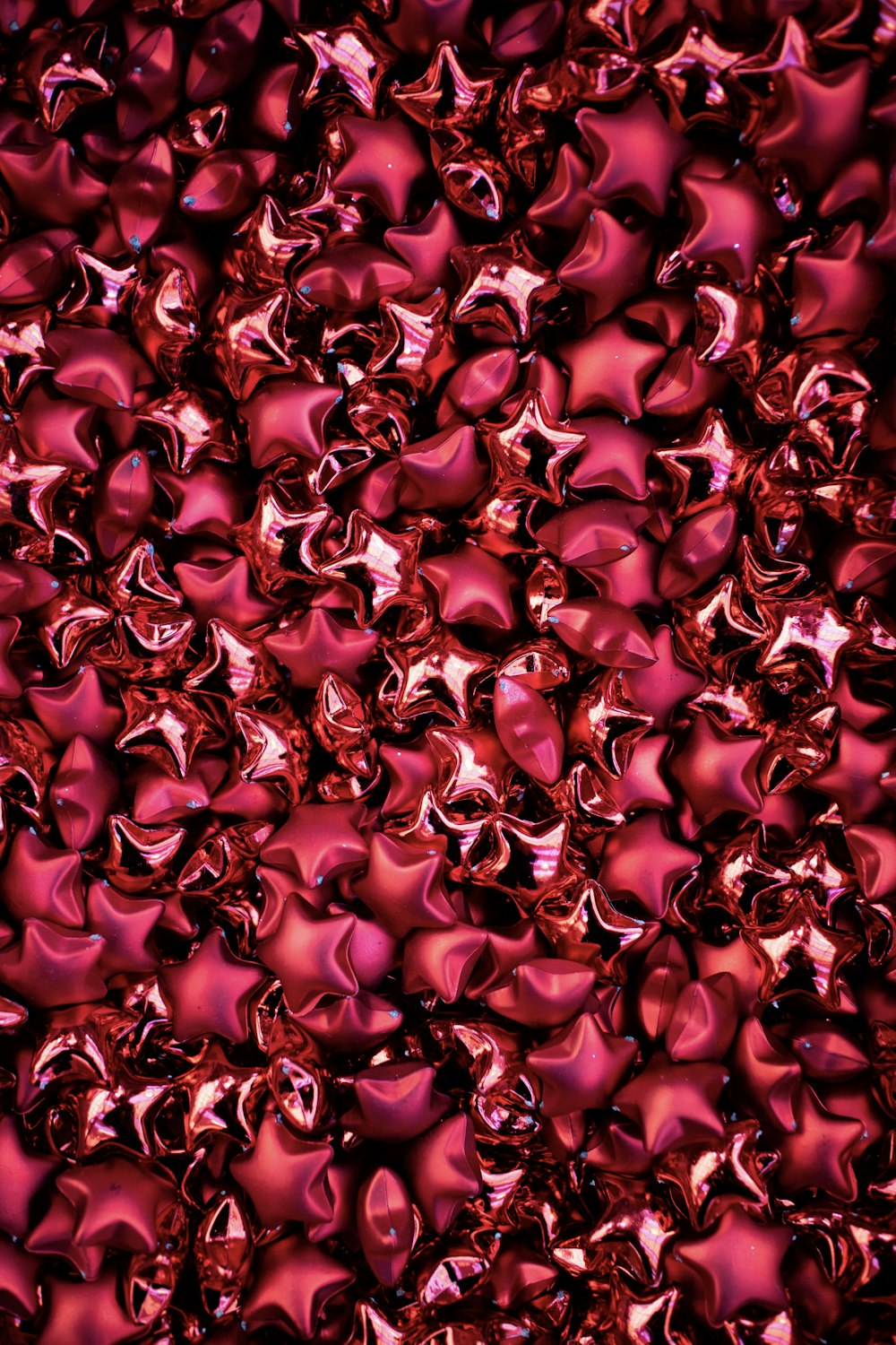 赤と紫のハート型の装飾