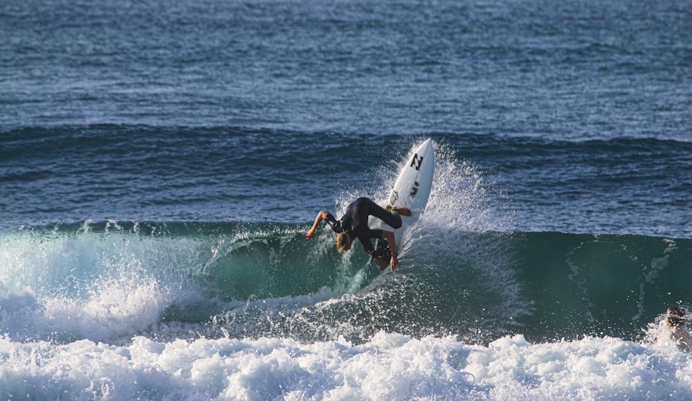 hombre surfeando en las olas del mar durante el día