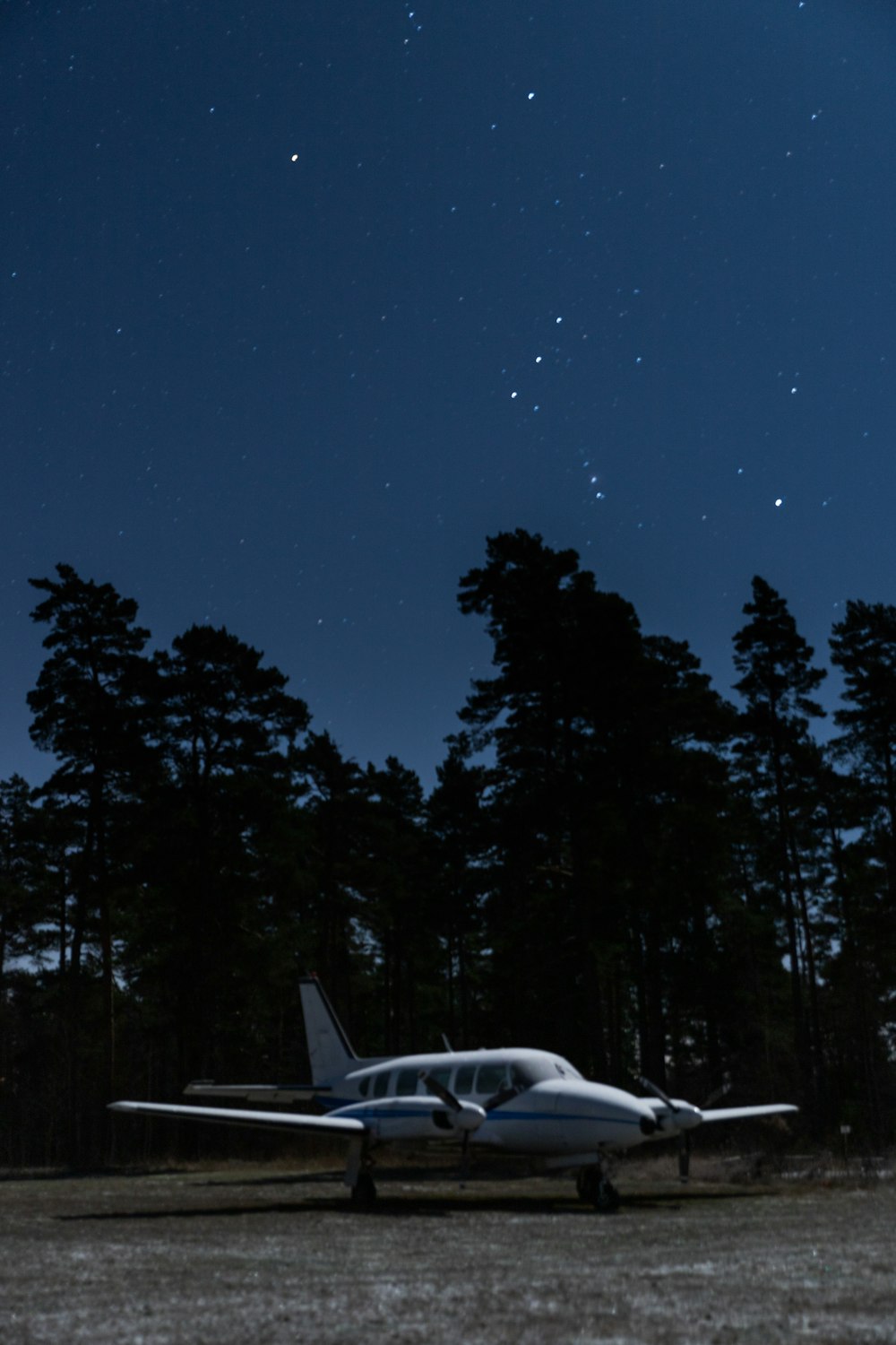 avião branco no chão durante a noite