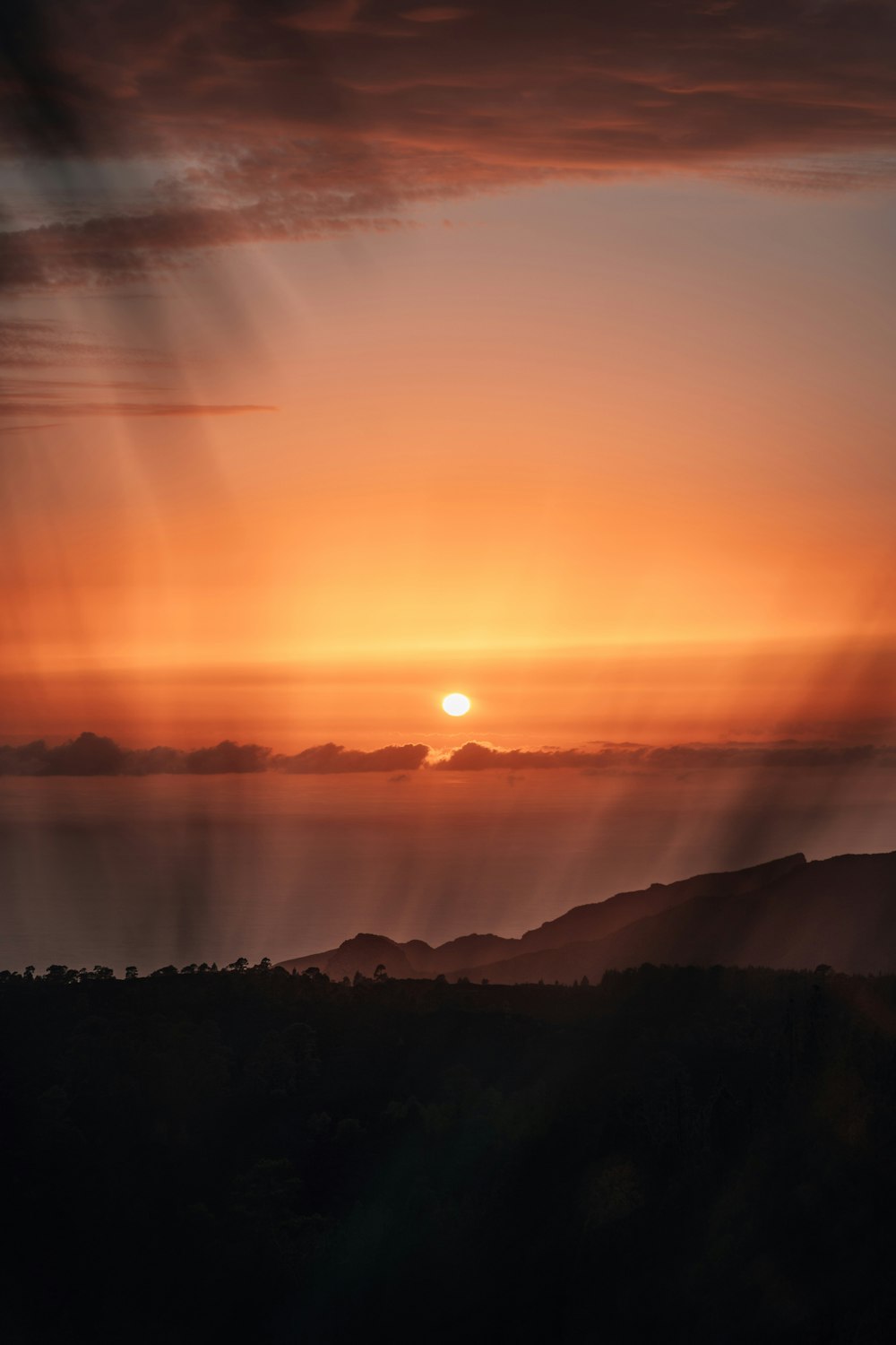 Silueta de montañas durante la puesta del sol