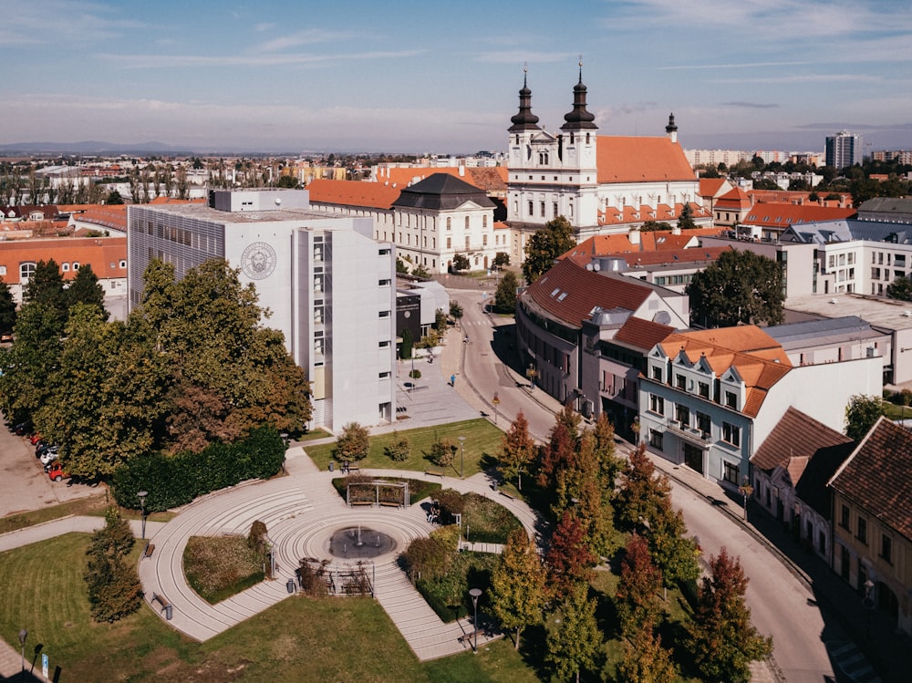 Gebäude aus weißem und braunem Beton