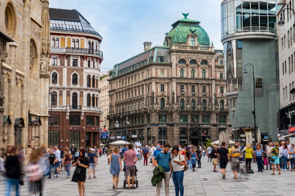 Menschen, die tagsüber auf der Straße in der Nähe des Gebäudes gehen