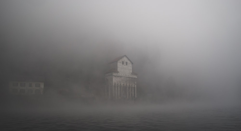 Edificio blanco en tiempo de niebla