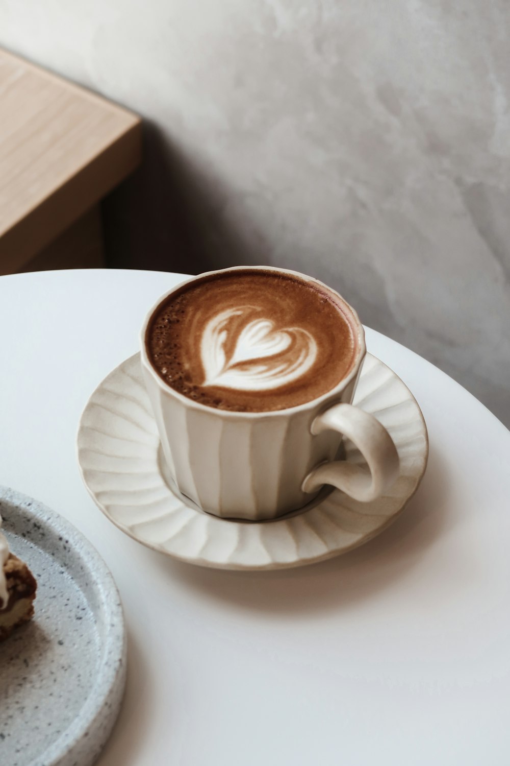 weiße Keramiktasse auf weißer Keramikuntertasse