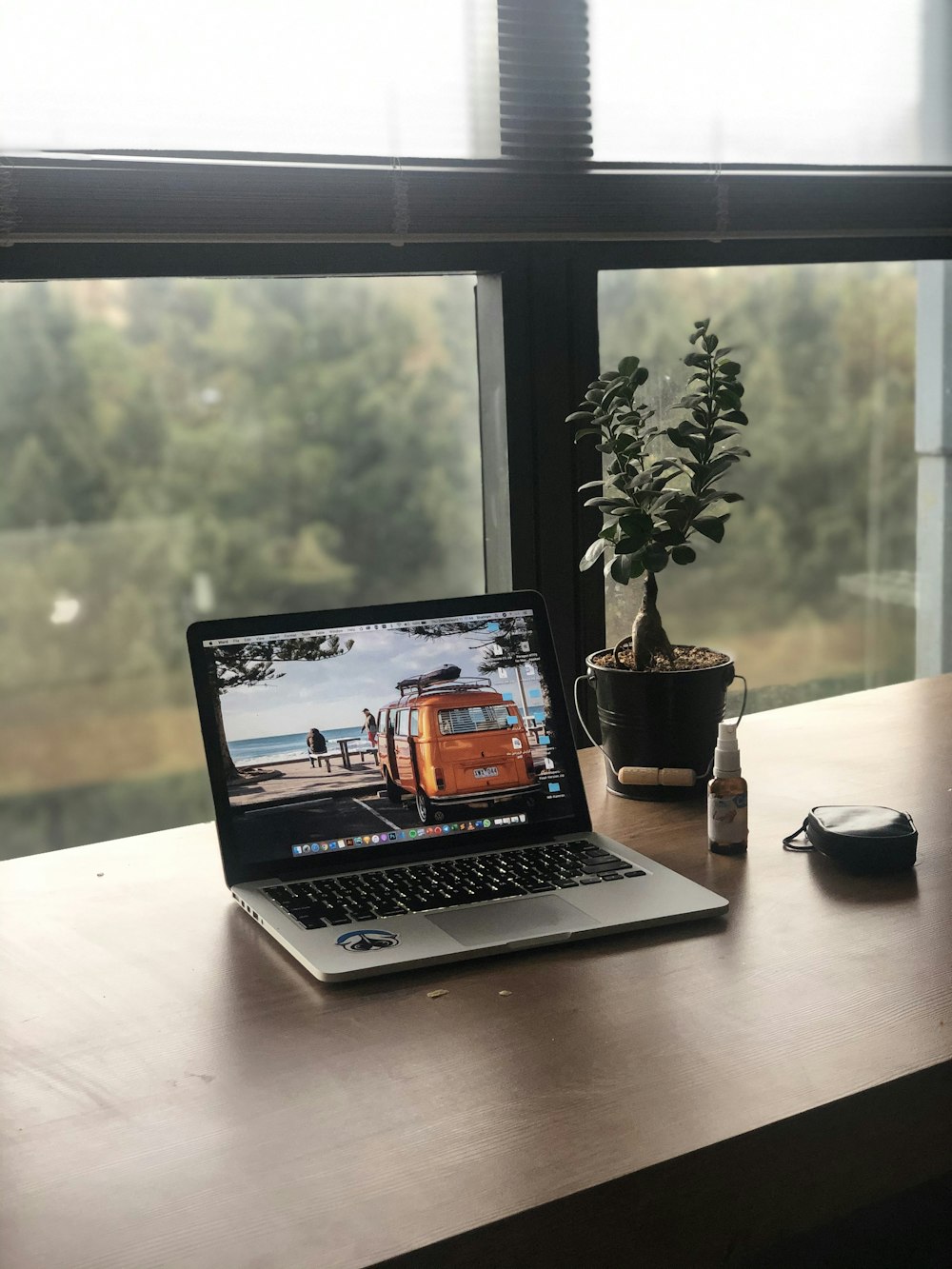 MacBook Pro sur table blanche