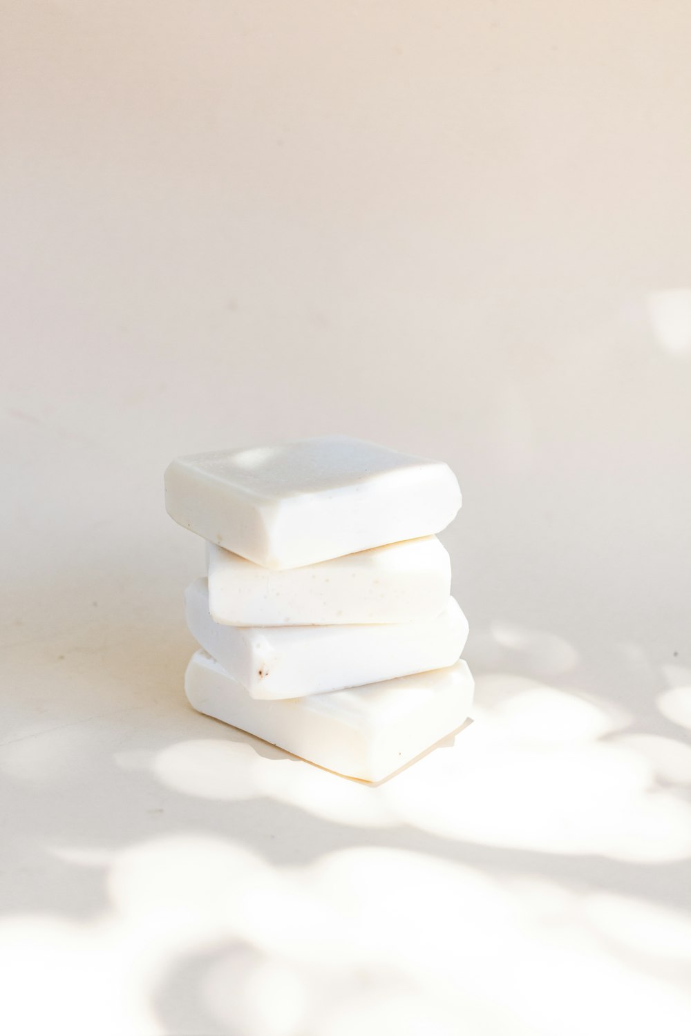 sapone bianco sul tavolo bianco