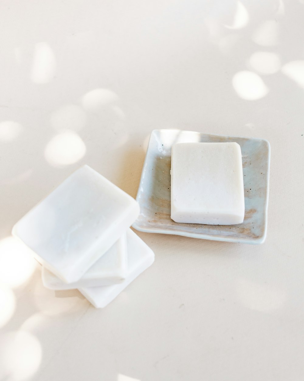 白いテーブルの上に白いプラスチック製の卵トレイ