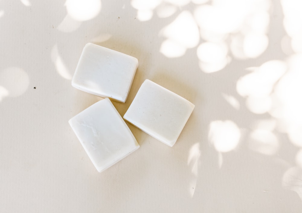 jabón cuadrado blanco sobre superficie blanca