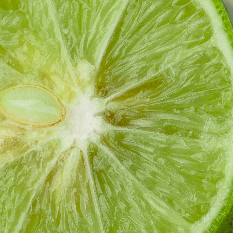 Corte macro de un limón, fuente natural de ácido cítrico