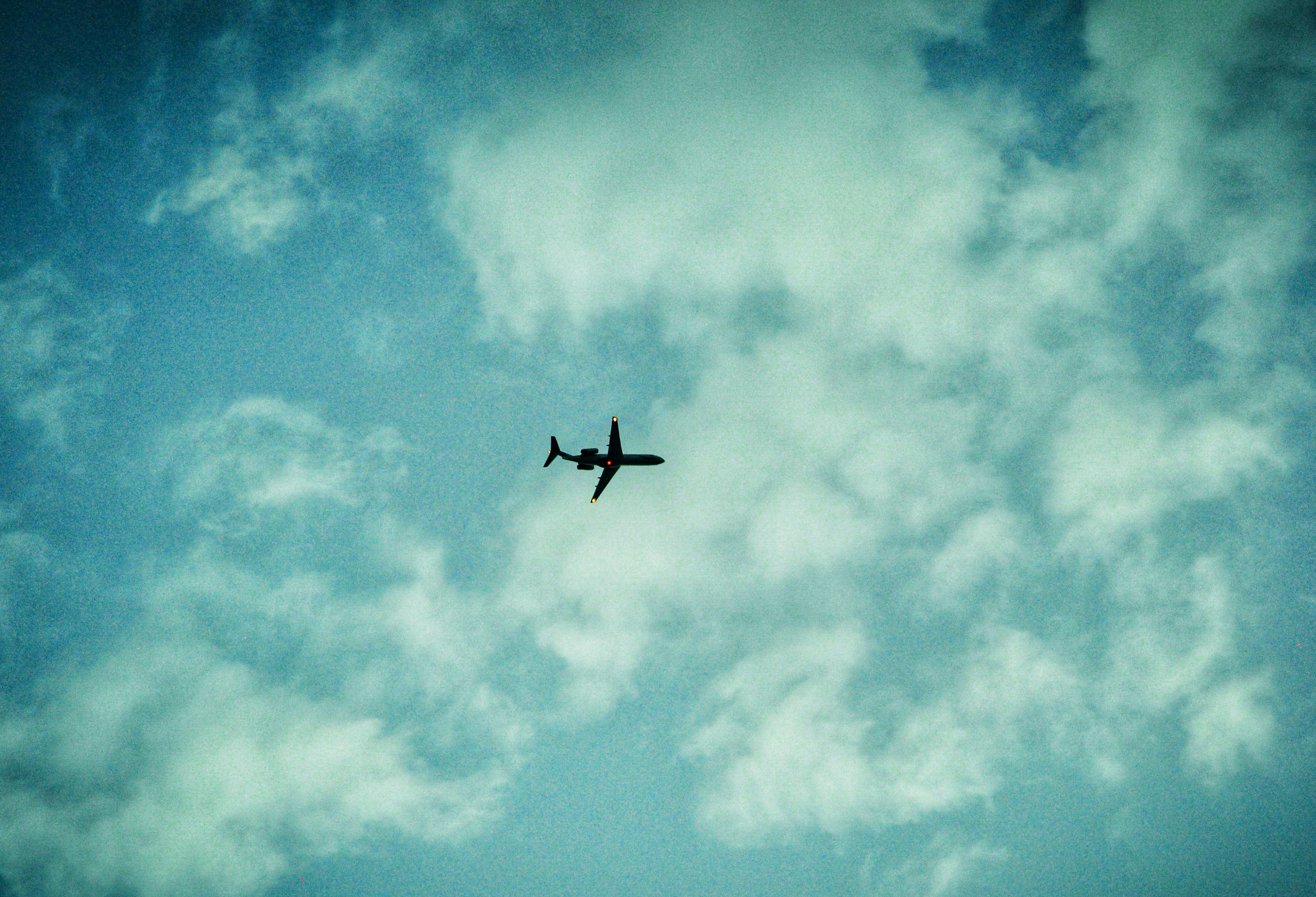 昼間に空を飛んでいる飛行機の写真 Unsplashで見つけるシラーズの無料写真