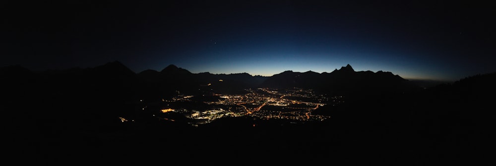 Luces de la ciudad durante la noche