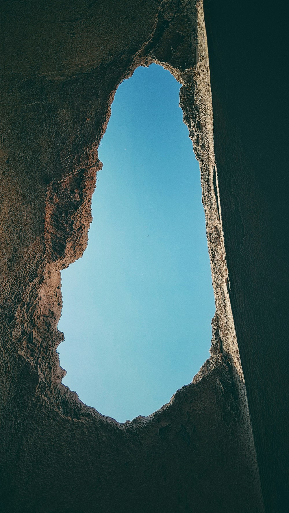 Braune Felsformation unter blauem Himmel tagsüber