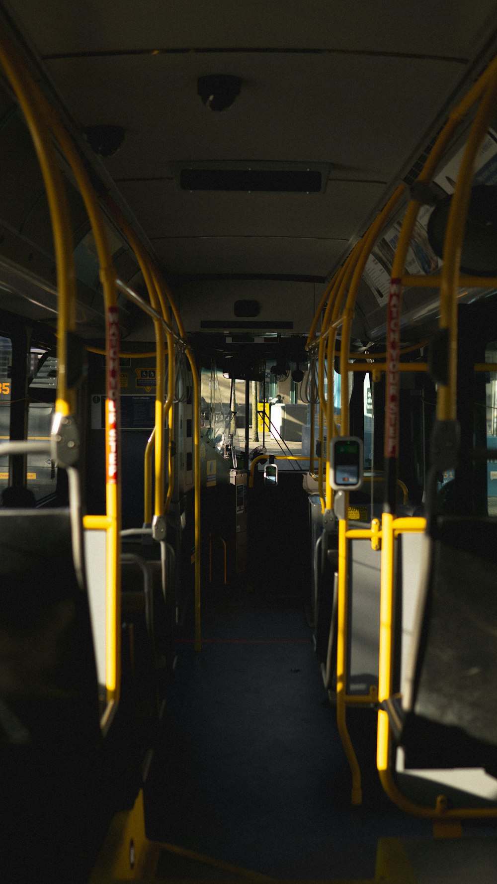 trem amarelo e preto na estação de trem