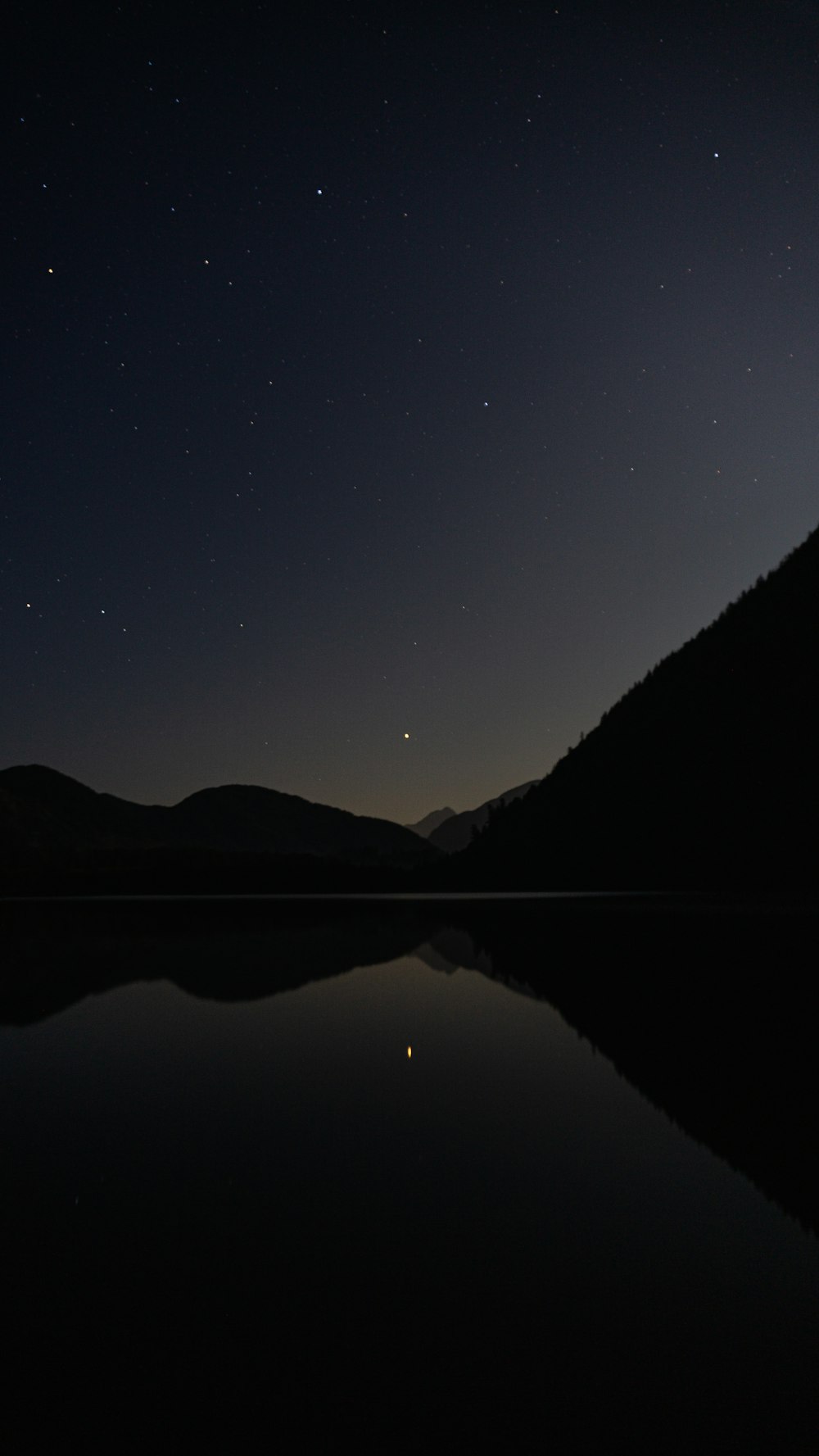 夜の山々のシルエット