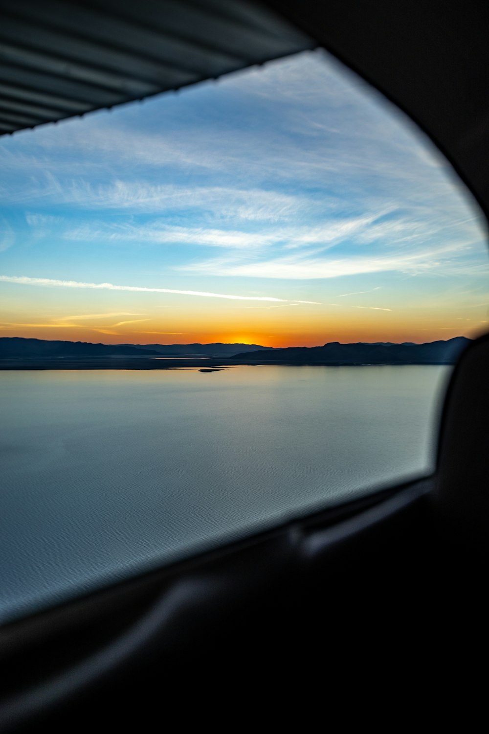 Plan d’eau sous le ciel bleu au coucher du soleil