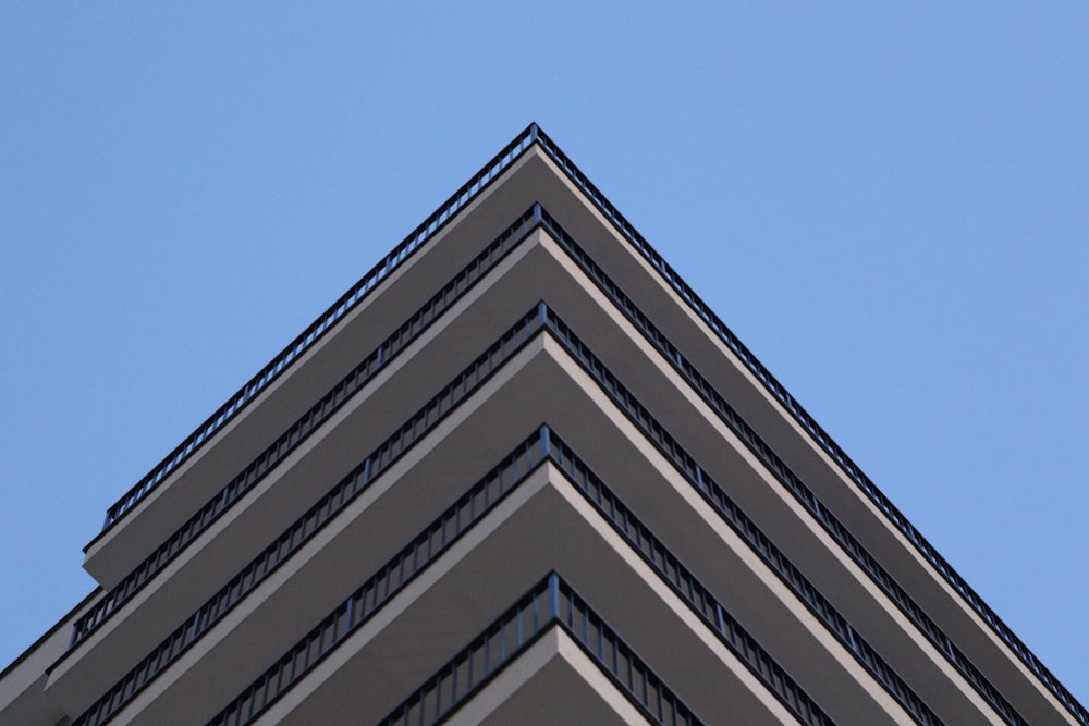 Bâtiment en béton blanc et noir sous ciel bleu pendant la journée