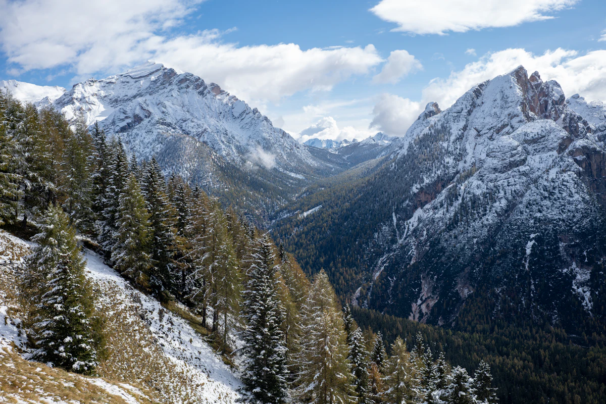 Valle innevata nelle Dolomiti