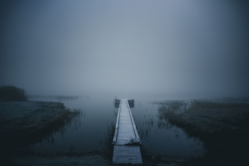 muelle de madera en el cuerpo de agua