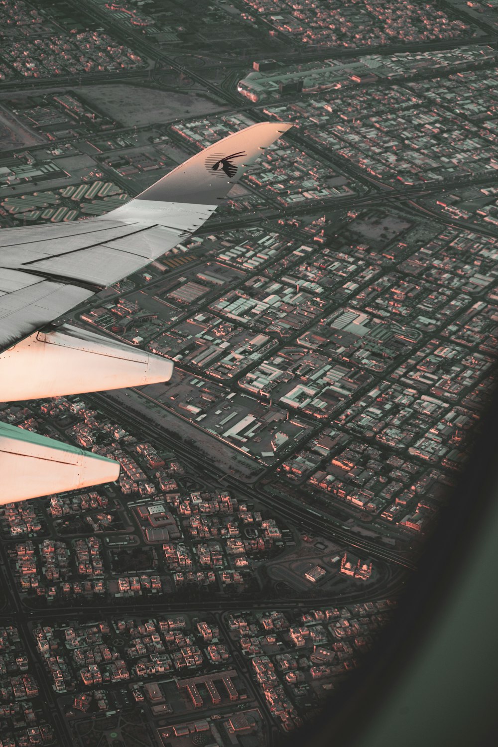 white and black airplane wing