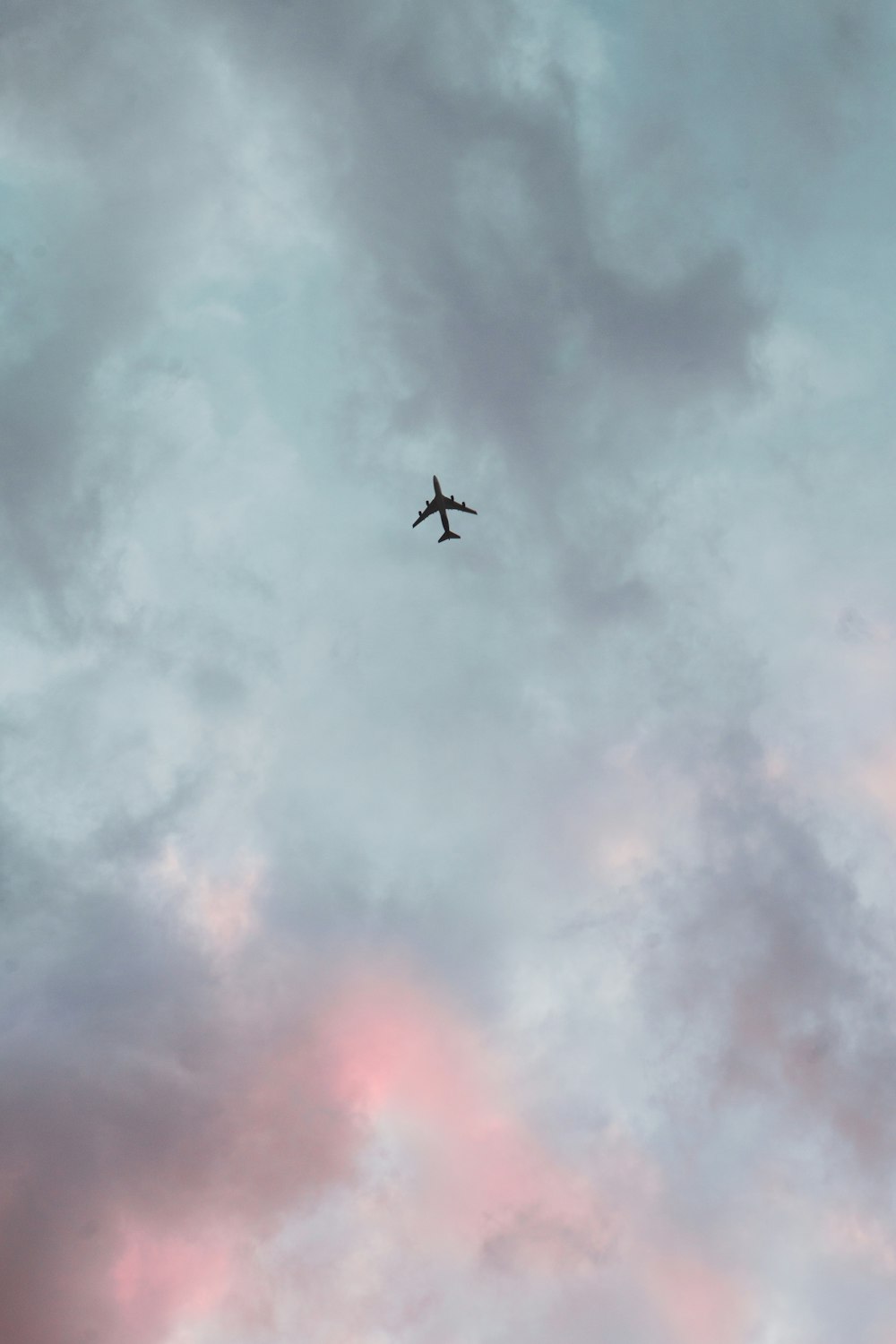 空を飛ぶ飛行機