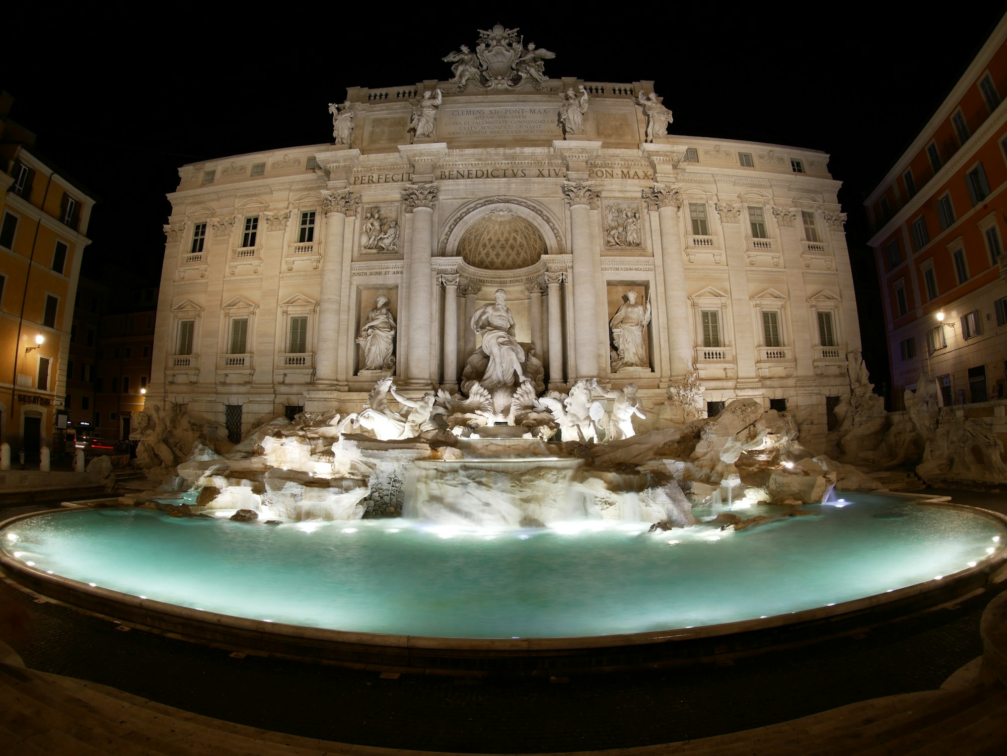 The entire Fontana di Trevi, close to the 10 PM curfew due to COVID-19, so there were particularly few people here. With an 8mm lens, I could get the entire fountain!