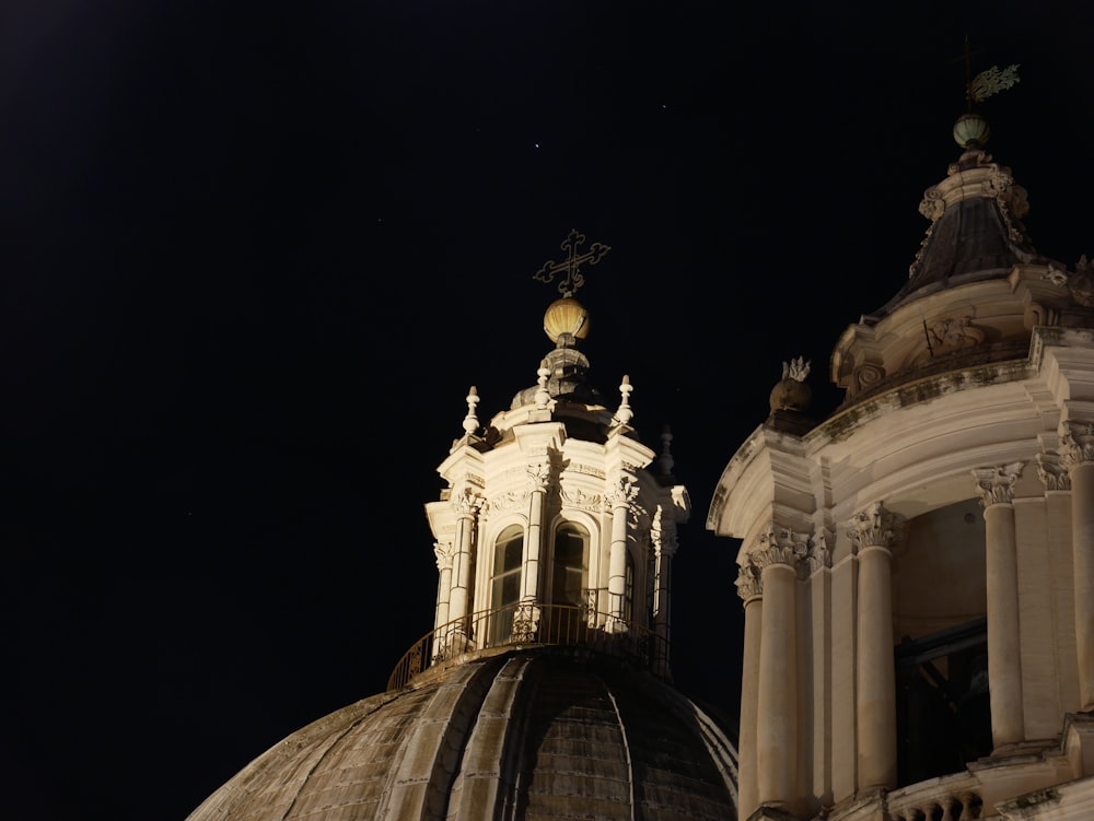 bâtiment en béton blanc pendant la nuit