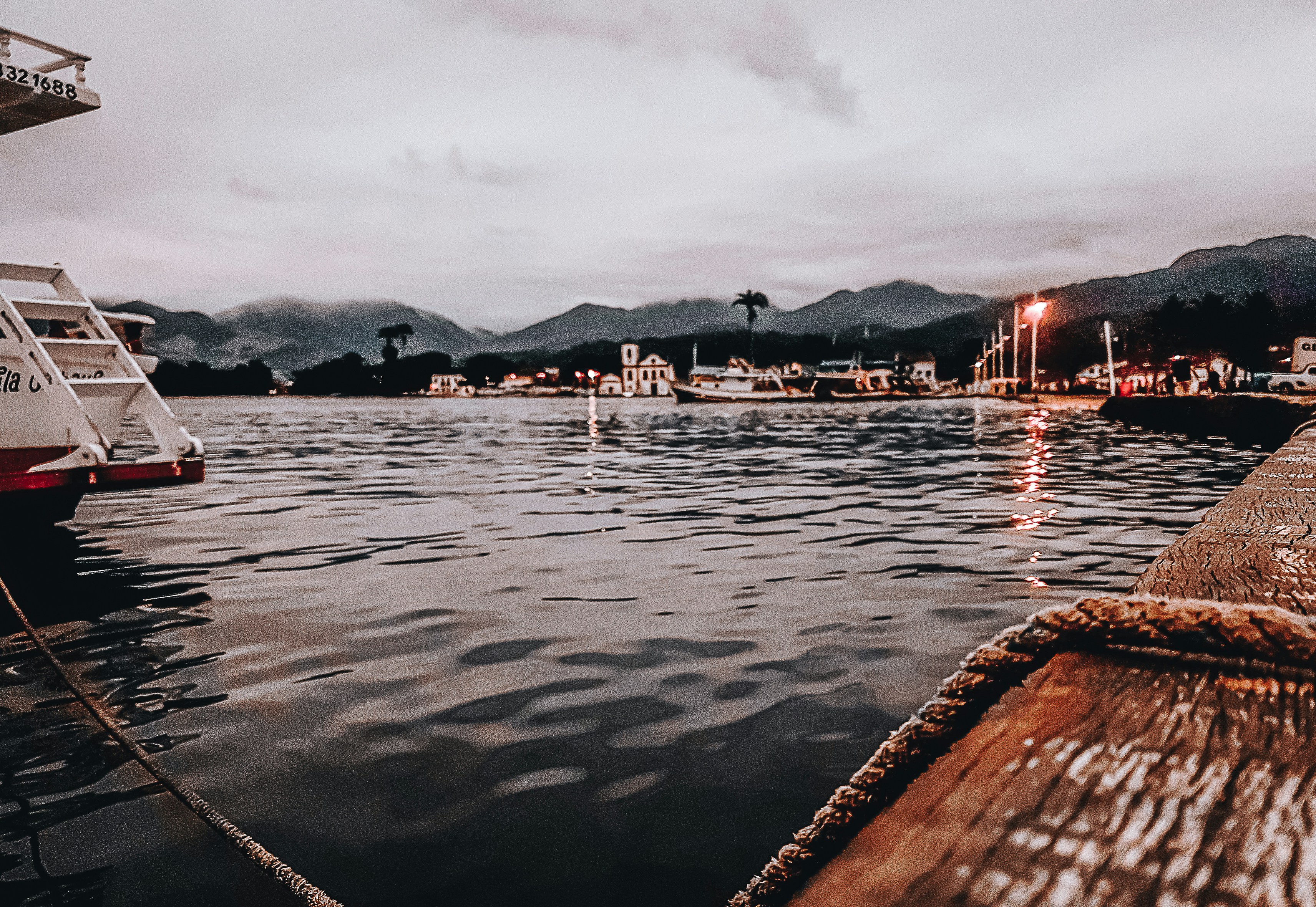 corpo de água perto da montanha durante a noite