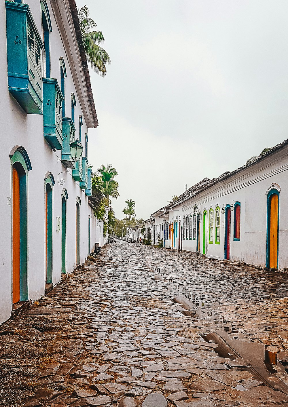 Casas de hormigón blanco, azul y verde durante el día