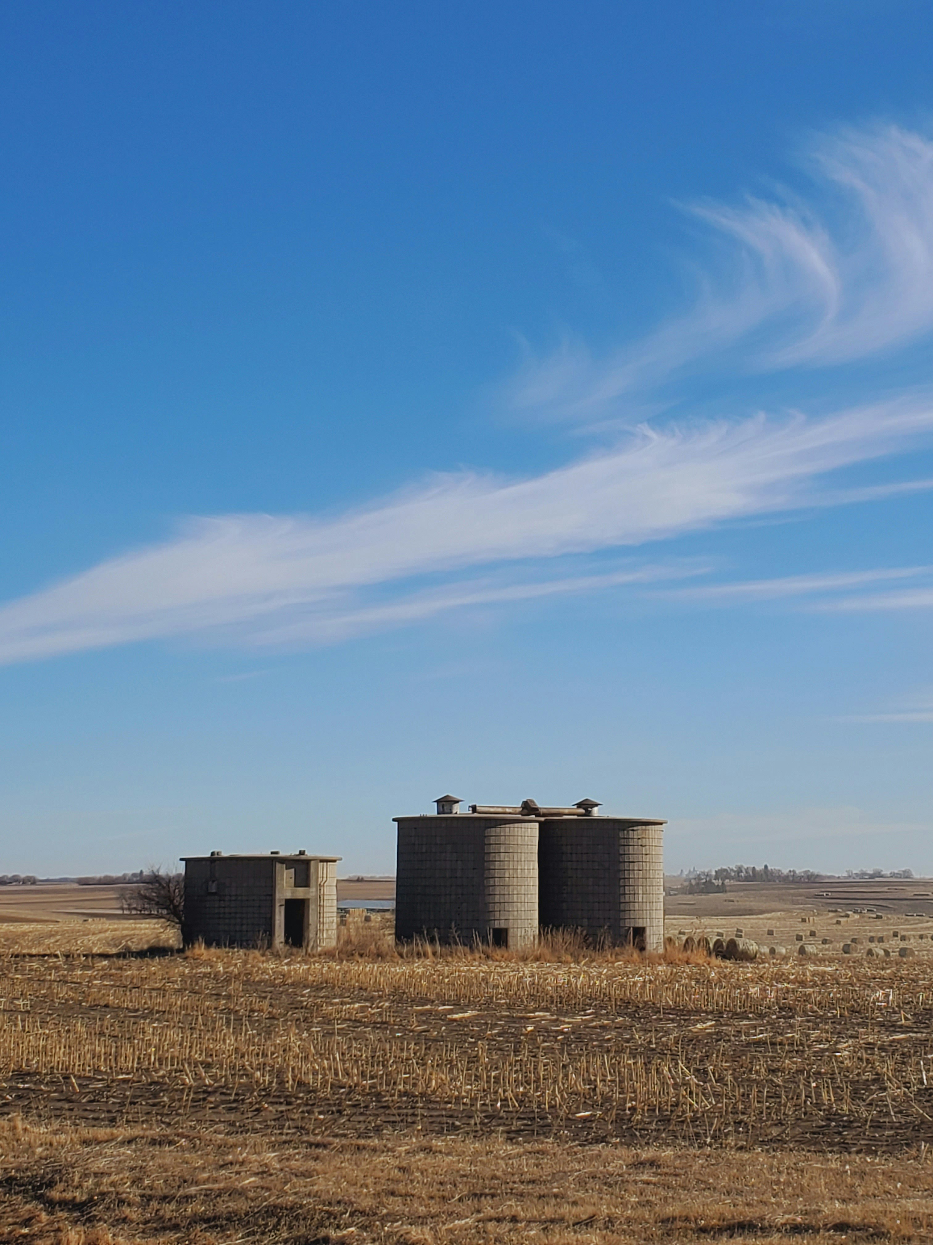 Brauner Rasenplatz unter blauem Himmel tagsüber