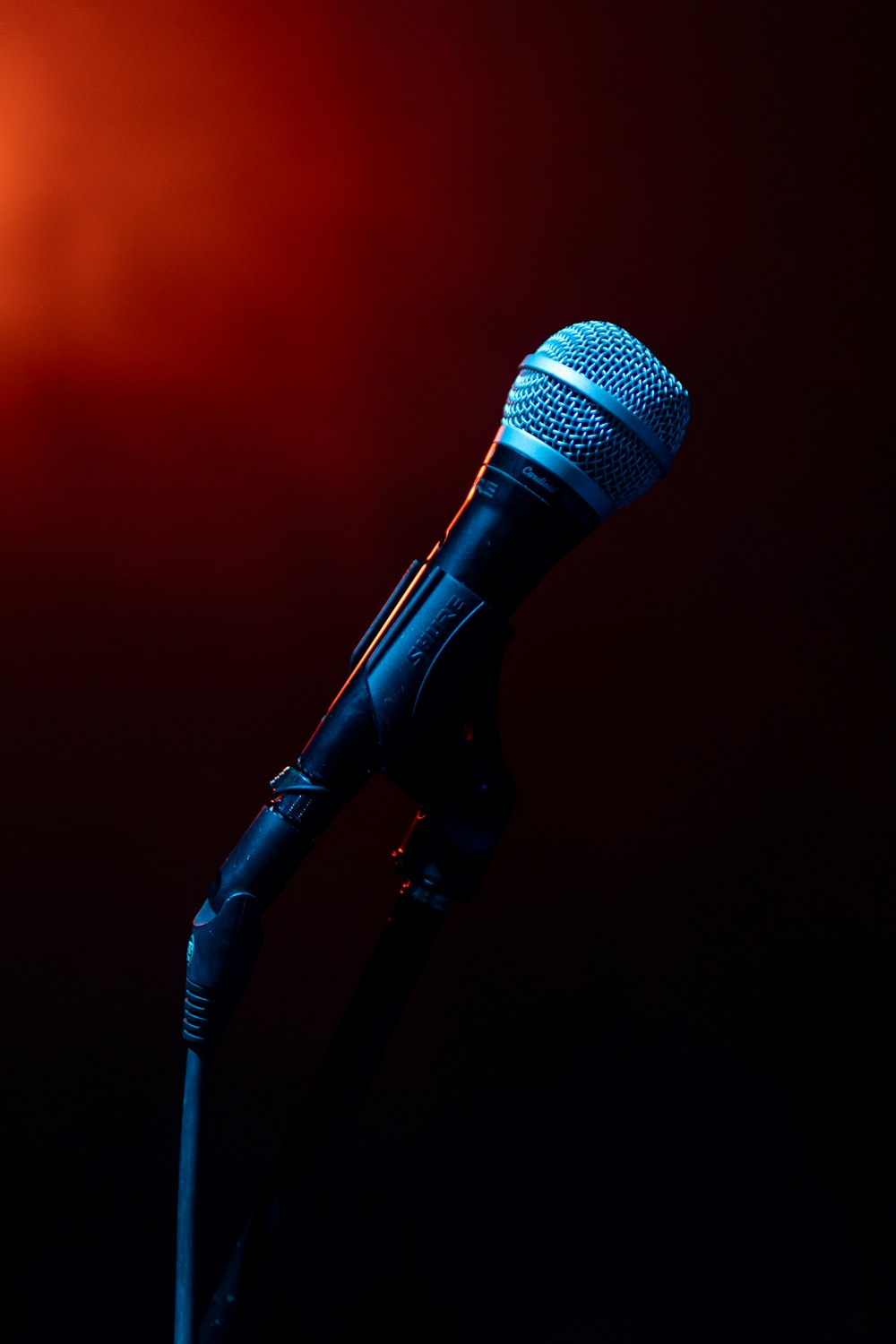 Schwarzes Mikrofon auf schwarzem Mikrofonstativ
