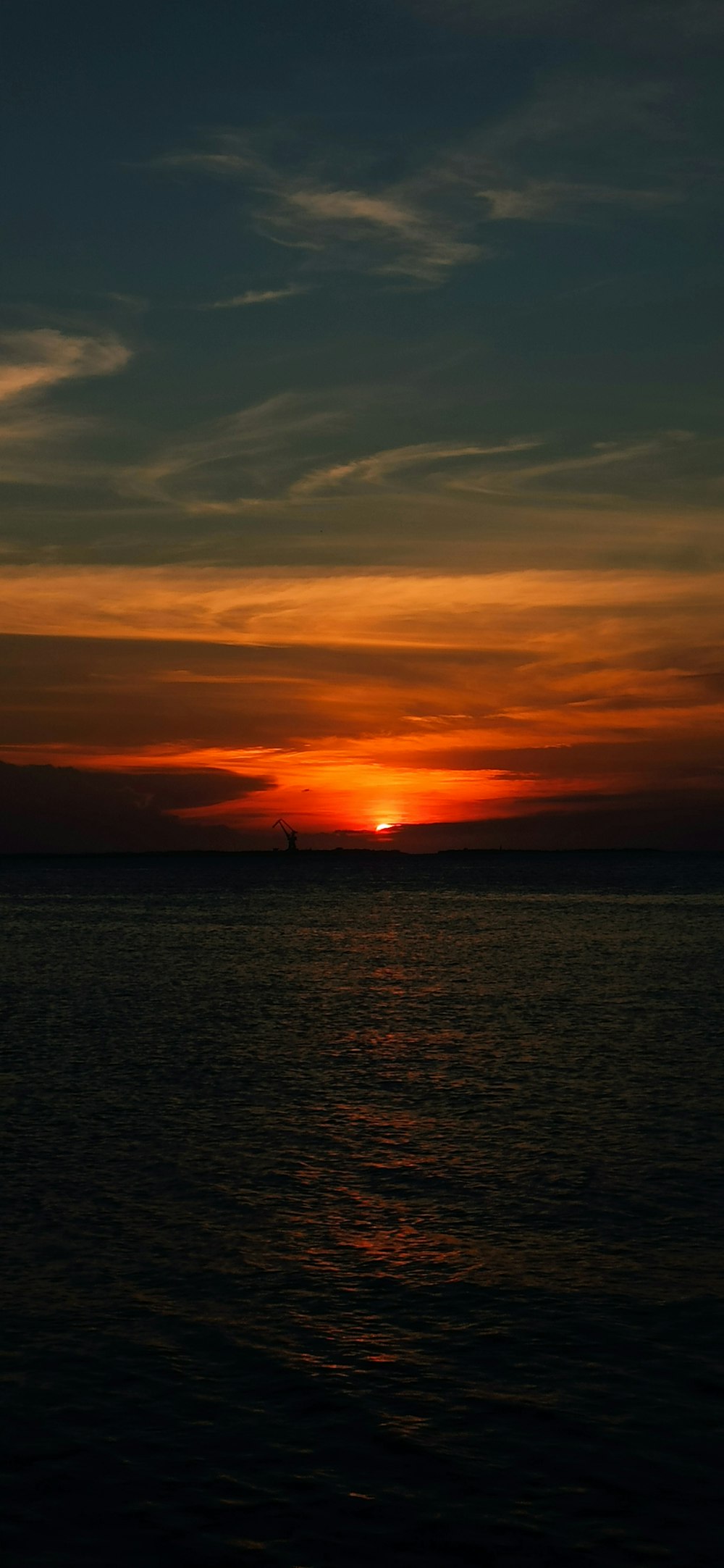 Silhouette des Bootes auf See bei Sonnenuntergang