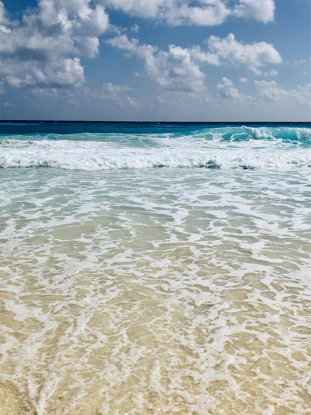 ondas do oceano batendo em terra durante o dia