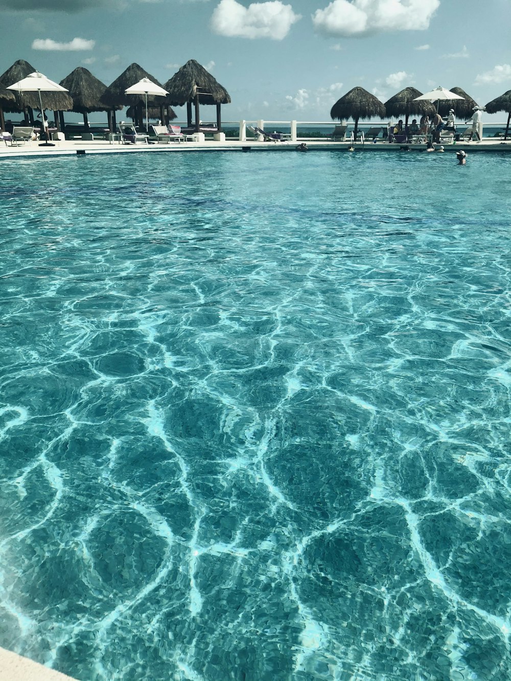 pessoas na piscina durante o dia