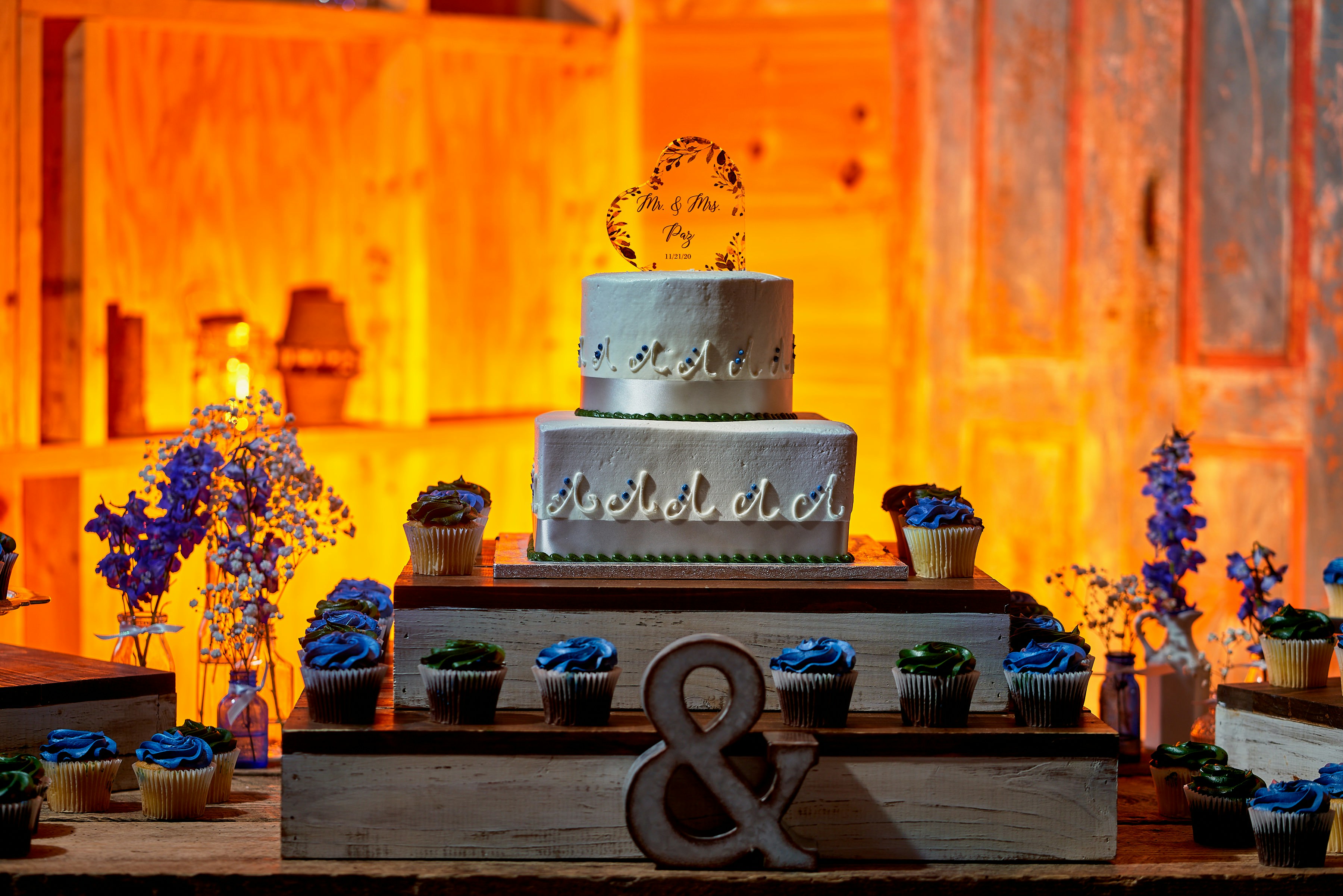 Tort nuntă elegant cu decorațiuni florale din zahăr pe fundal deschis și cald