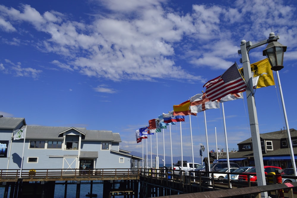 bandeira de nós um no cais sob o céu azul durante o dia