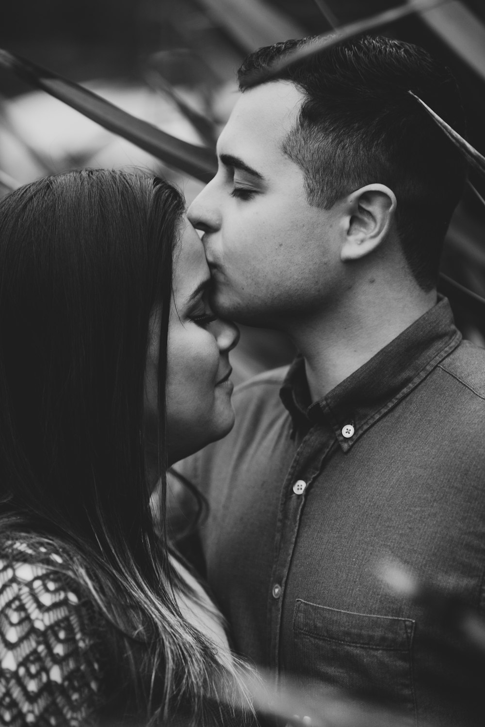 회색조 사진에 키스하는 남자와 여자
