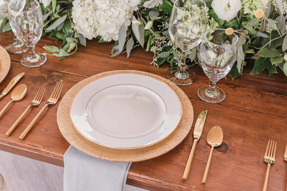 piatto in ceramica bianca su tavolo in legno marrone