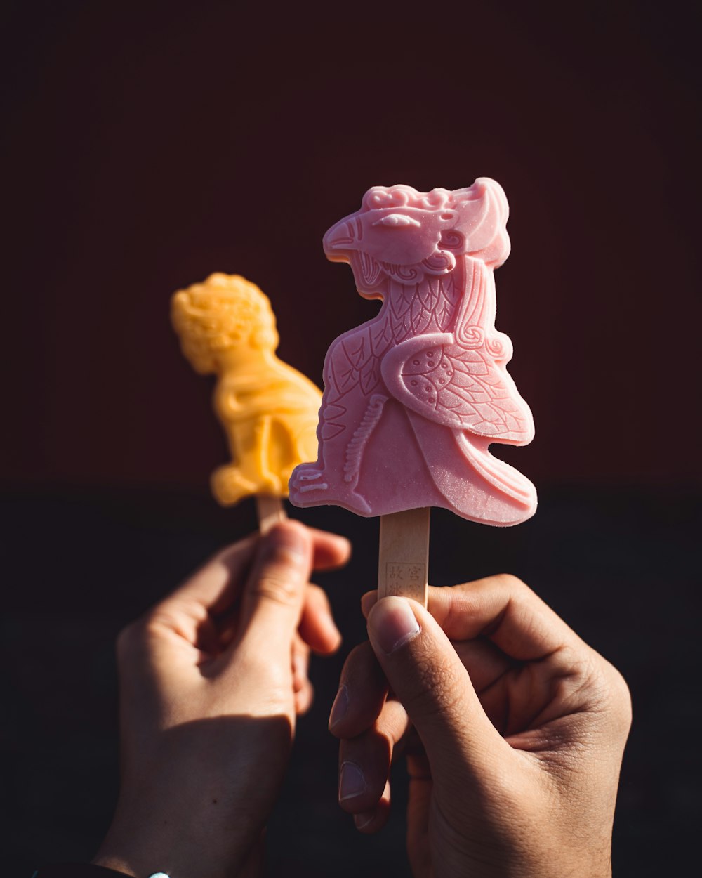 Persona sosteniendo un helado rosa