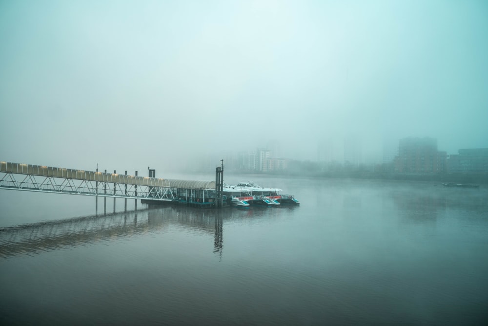 Blau-weißes Boot am Dock bei nebligem Wetter