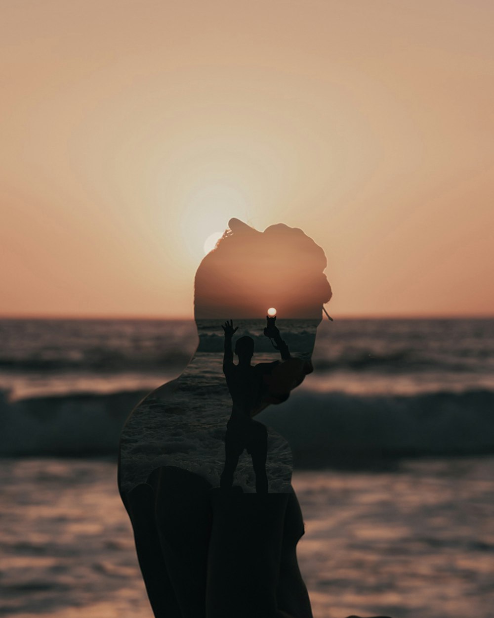 Silueta de hombre tomando foto de la puesta del sol
