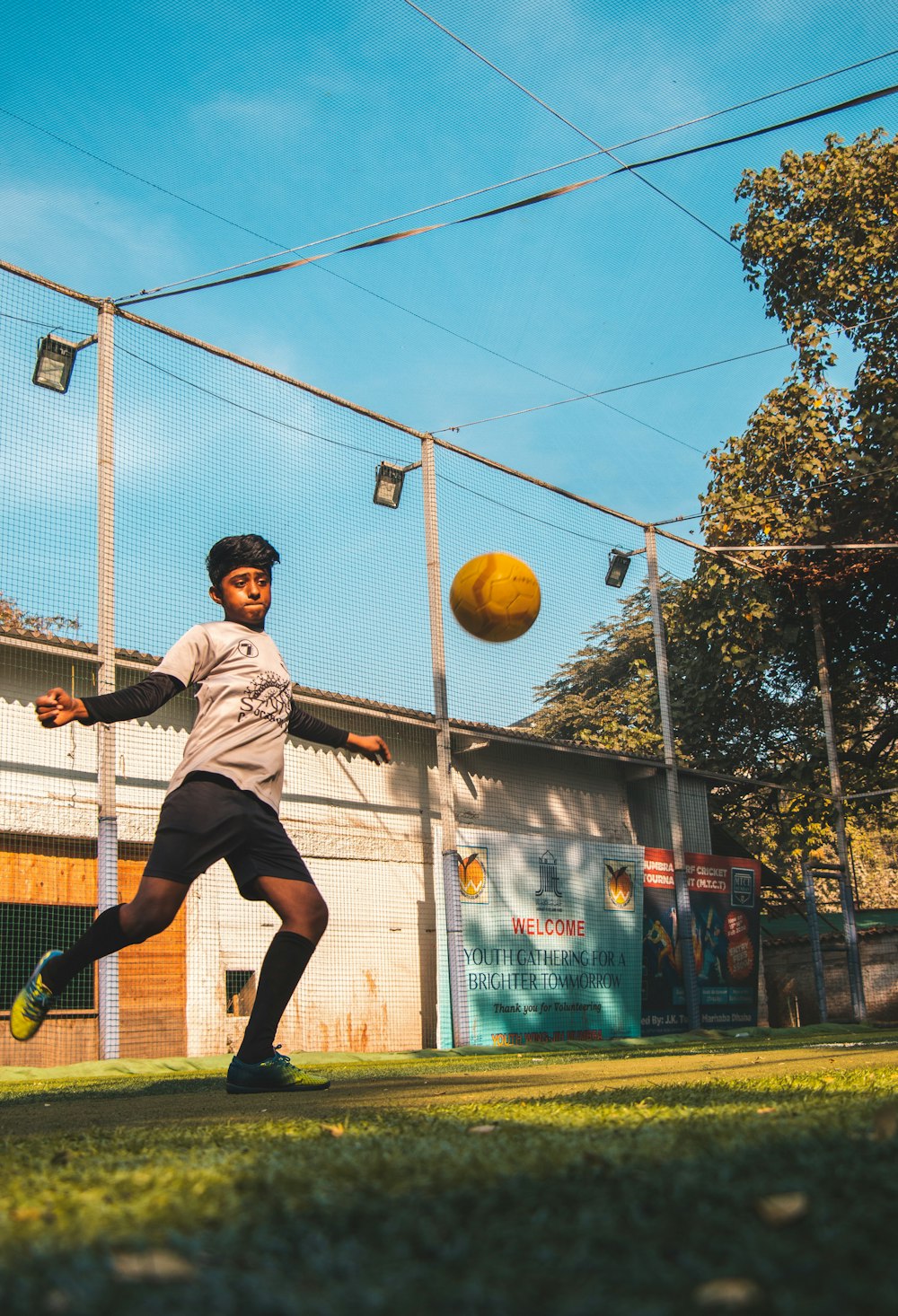 man in gray shirt playing basketball during daytime