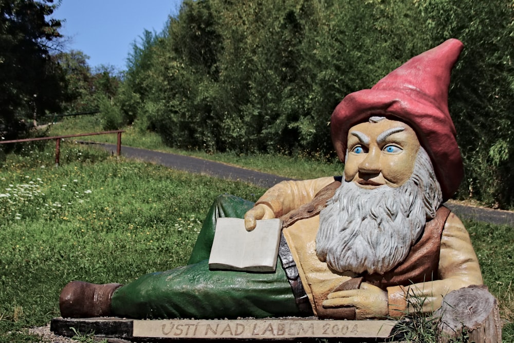 estatueta animal cinza e vermelha na mesa de madeira marrom