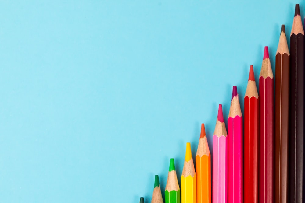 crayons de couleur rose, jaune, vert et bleu