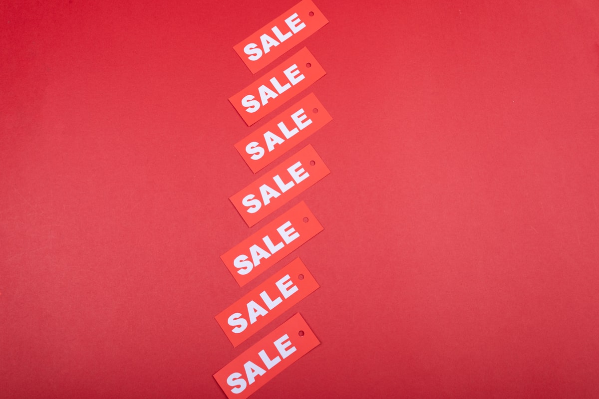 Enseigne lumineuse « Black Friday » sur fond sombre