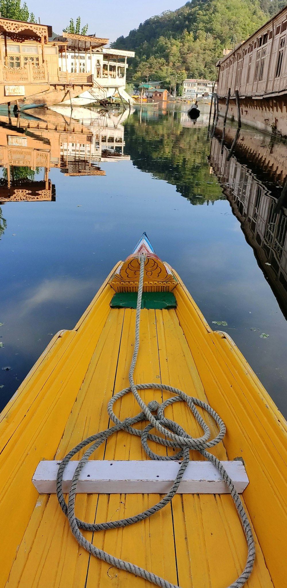 Braunes Holzboot auf dem Wasser