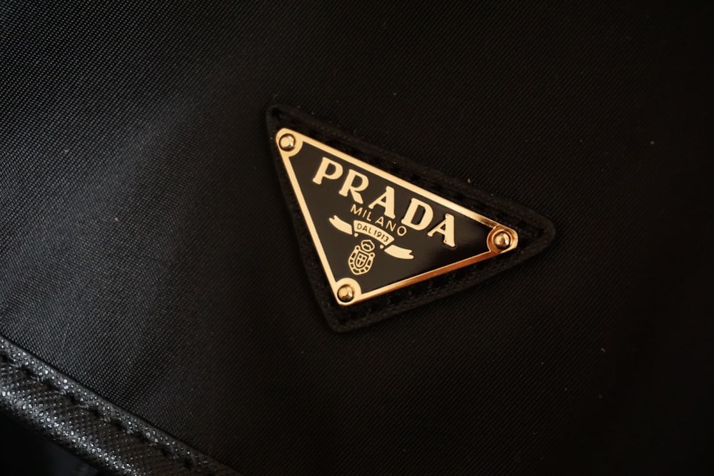Ein Prada-Logo auf einer schwarzen Jacke
