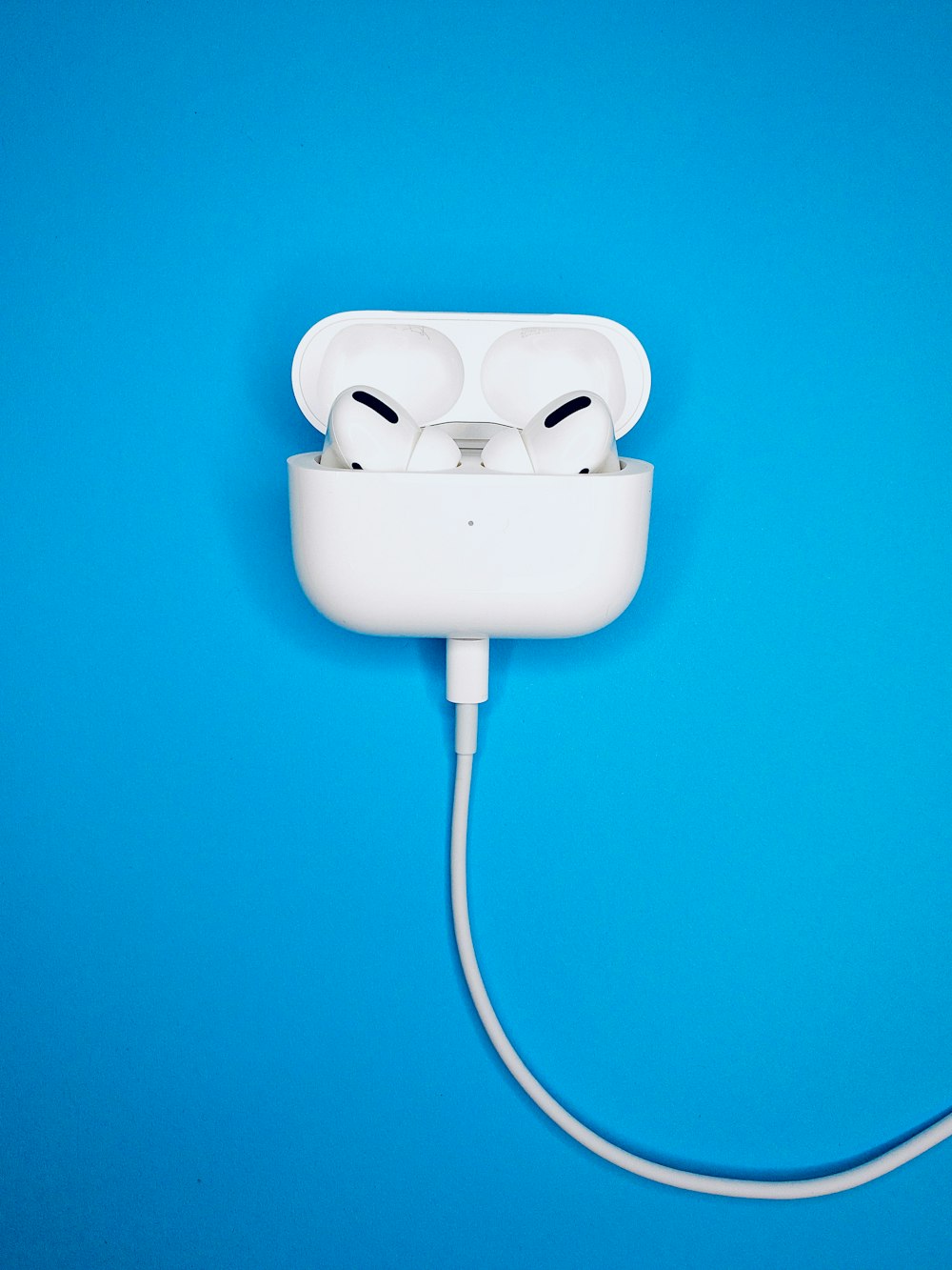 Chargeur Apple blanc sur prise électrique blanche