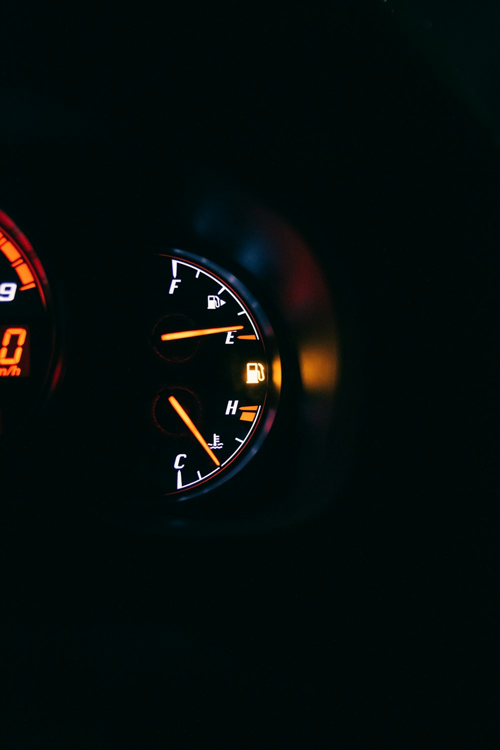 black and red analog speedometer