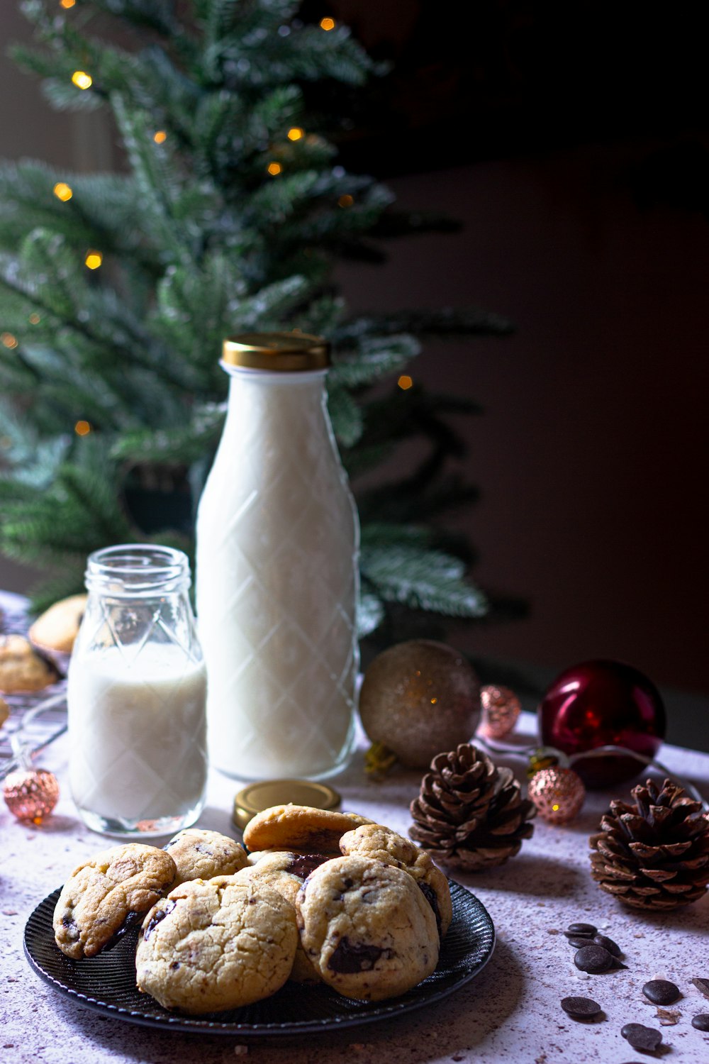 leche en frasco de vidrio transparente