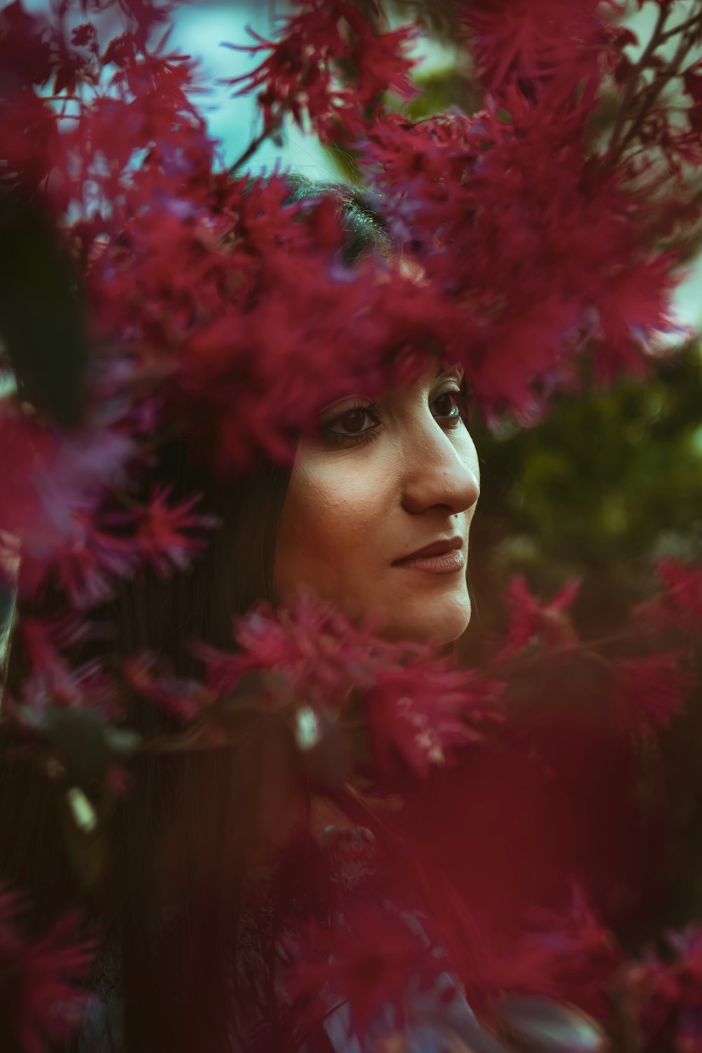 mulher de cabelos vermelhos com cabelo cor-de-rosa